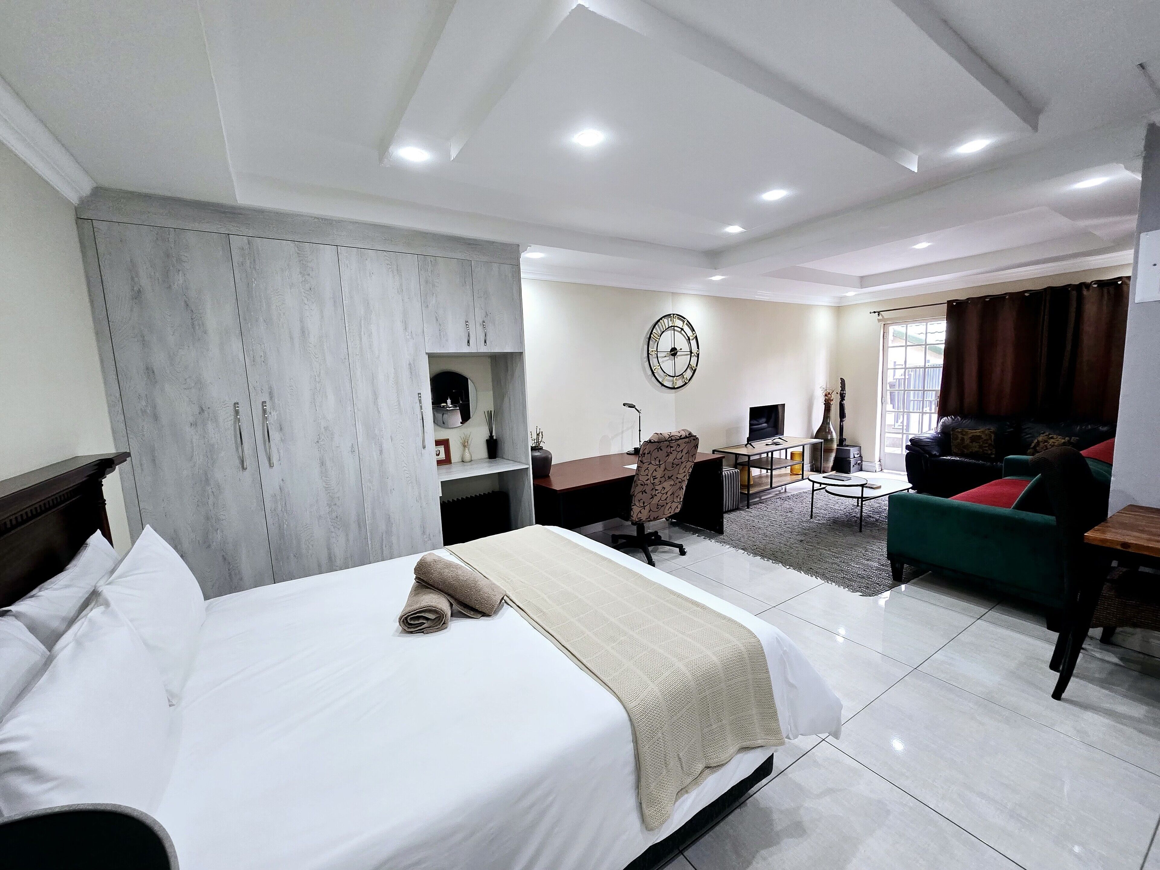 2 habitaciones, tabla de planchar con plancha, wifi y ropa de cama 