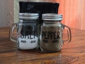 Dusj, hårføner, håndklær og såpe