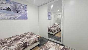 2 slaapkamers, een bureau, een strijkplank/strijkijzer, reisbedje