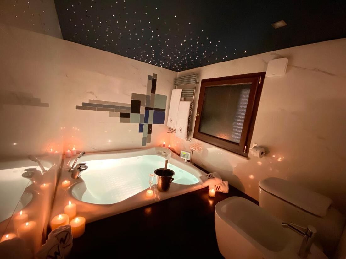 Jetted bath, free toiletries, hair dryer, towels
