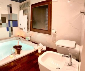 Een bubbelbad, gratis toiletartikelen, een haardroger, handdoeken