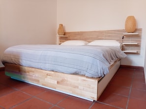 1 habitación, tabla de planchar con plancha, wifi gratis y ropa de cama 