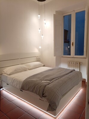 1 habitación, tabla de planchar con plancha, wifi gratis y ropa de cama 