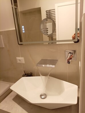 Secadora de cabello, bidet, toallas, jabón 