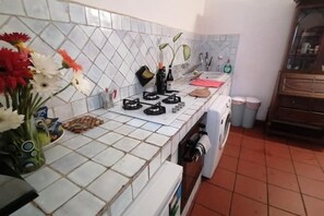 Kühlschrank, Ofen, Herdplatte, Wasserkocher mit Kaffee-/Teezubehör