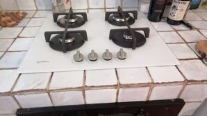 A kitchen with a gas stove, four burners, and a range hood. - Your Home In Trastevere (Roma)