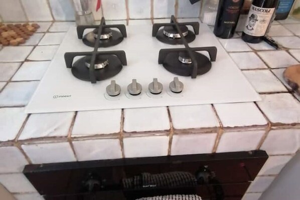 Refrigerador, horno, parrilla de estufa y cafetera y tetera