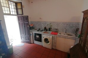 Refrigerador, horno, parrilla de estufa y cafetera y tetera