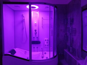 Hårføner, bidé, håndklær og såpe