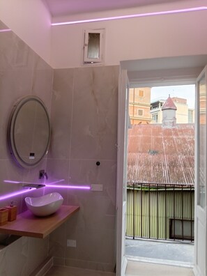 Haartrockner, Bidet, Handtücher, Seife