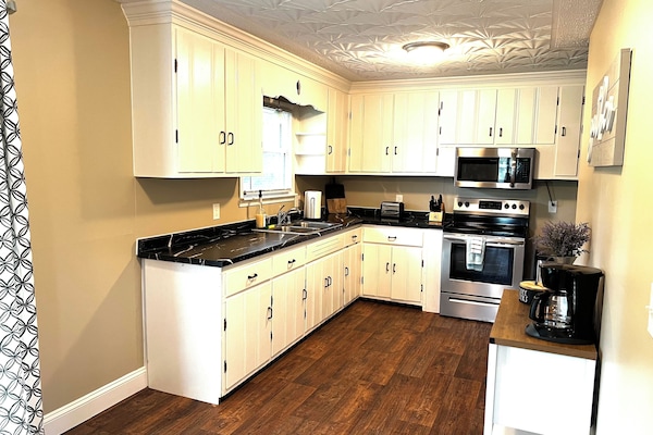 Frigorifero, microonde, forno, piano cottura