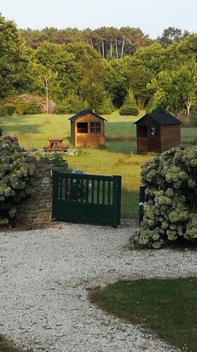 Maison de campagne spacieuse dans grand jardin clos,  sécurisé.