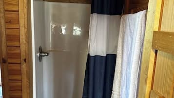 Ducha, secador de pelo, toallas, jabón