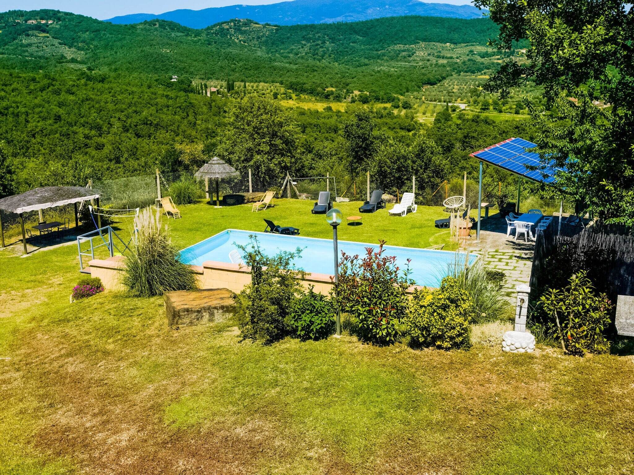 Ein Poolbereich mit Blick auf eine gebirgige Landschaft.