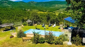 Un espace piscine offrant une vue sur un paysage montagneux.