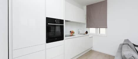 Coffee/tea maker, fridge, microwave, oven