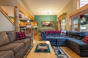 Smart TV, fireplace - Spacious and Bright Keystone Townhome (Keystone)