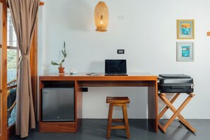 Habitación estándar doble | Caja fuerte, escritorio, cortinas opacas y tabla de planchar con plancha