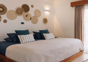 In-room safe, desk, blackout curtains, iron/ironing board - Hotel Pimampiro (Puerto Baquerizo Moreno)