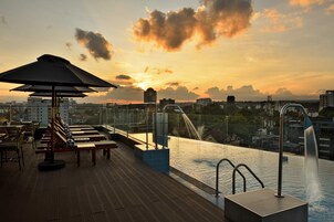 室外游泳池，06:00 至 19:00 开放，池畔遮阳伞，日光浴躺椅