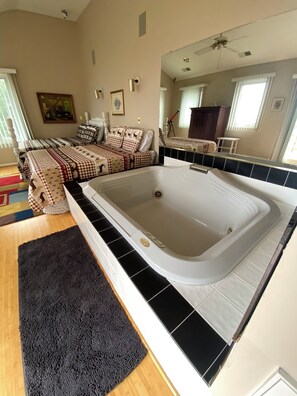 2 bedrooms, desk, WiFi, bed sheets
