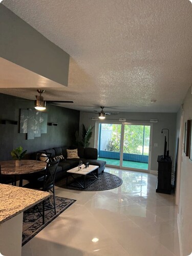 Luxury residential home min from beach 