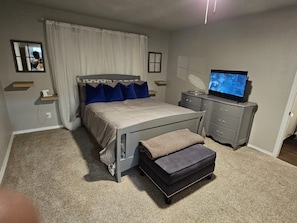 3 habitaciones, tabla de planchar con plancha, wifi y ropa de cama 