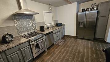 Een koelkast, een microgolfoven, een oven, een kookplaat