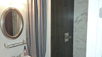 Ducha, secador de pelo, toallas, jabón
