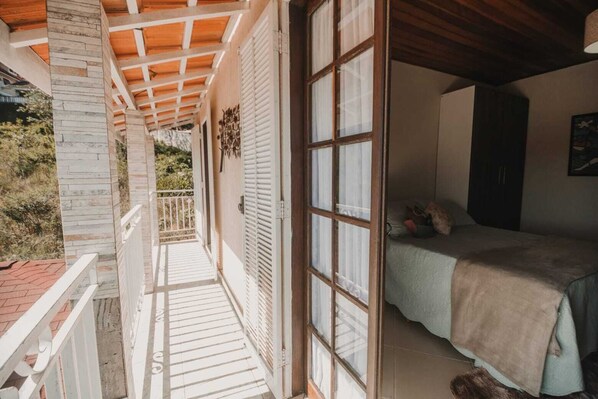 Habitació quàdruple Comfort, balcó, vistes a la ciutat | Sala d'estar