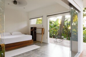1 habitación, caja de seguridad en la habitación y escritorio