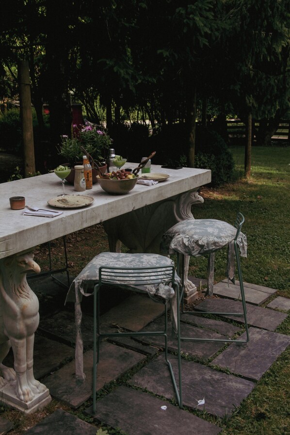 Outdoor dining - Quaint Home in Lexington (Lexington)