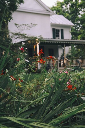 Exterior detail - Quaint Home in Lexington (Lexington)