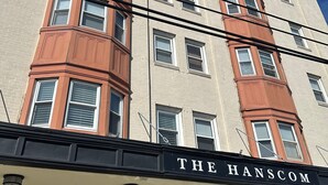 Un edificio con un cartel que dice "THE HANSCOM".