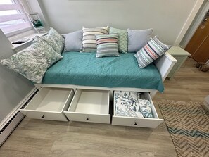1 bedroom, iron/ironing board, WiFi, bed sheets -  500 ft. from the beach.Chairs umbrella, and Beach tags included. Early check-in (Ocean City)