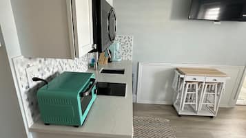 Mikroaaltouuni, uuni, liesi