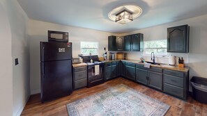 Private kitchen - Cozy, Clean Cottage, Wi-Fi, Coffee ☕️ Garage Parking (Bluefield)