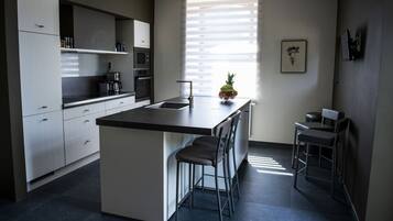 Een koelkast, een magnetron, een oven, een kookplaat