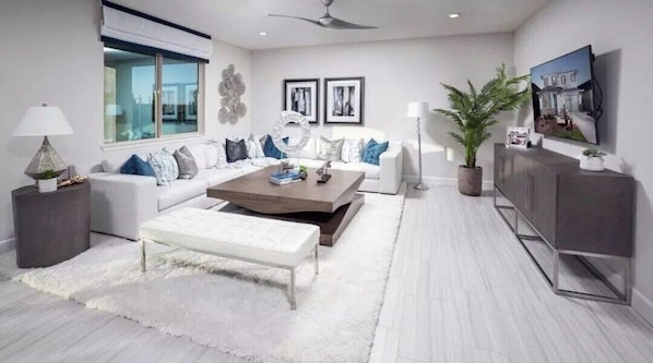 Smart TV, fireplace