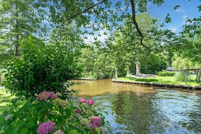 Group Home in Giethoorn with Waterside Terrace