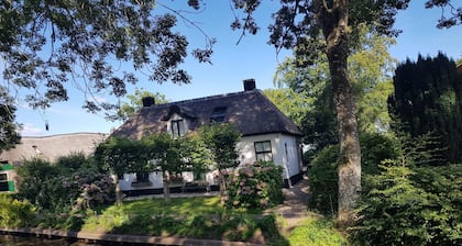 Maison Ă Giethoorn avec terrasse sur l'eau