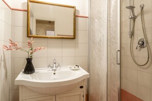 Een douche, een haardroger, een bidet