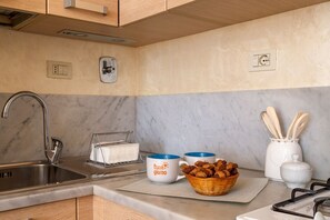 Kjøleskap, ovn, kokeplater og oppvaskmaskin