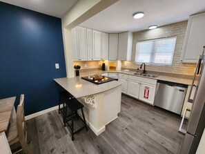 Kylskåp, mikrovågsugn, ugn och spishäll