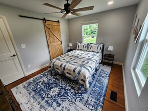 3 bedrooms, iron/ironing board, free WiFi, bed sheets - Family-friendly, playroom w/ air hockey & arcade games, hot tub, mountain views! (Seymour)