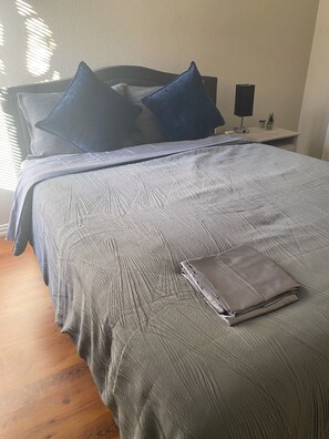 3 bedrooms, iron/ironing board, WiFi, bed sheets