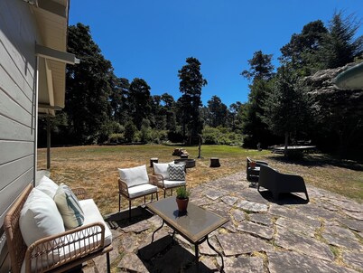Cozy Mendocino Coast cottage, wood stove and fire pit. Pet friendly!