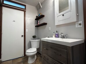 Ducha, secador de pelo, toallas y jabón