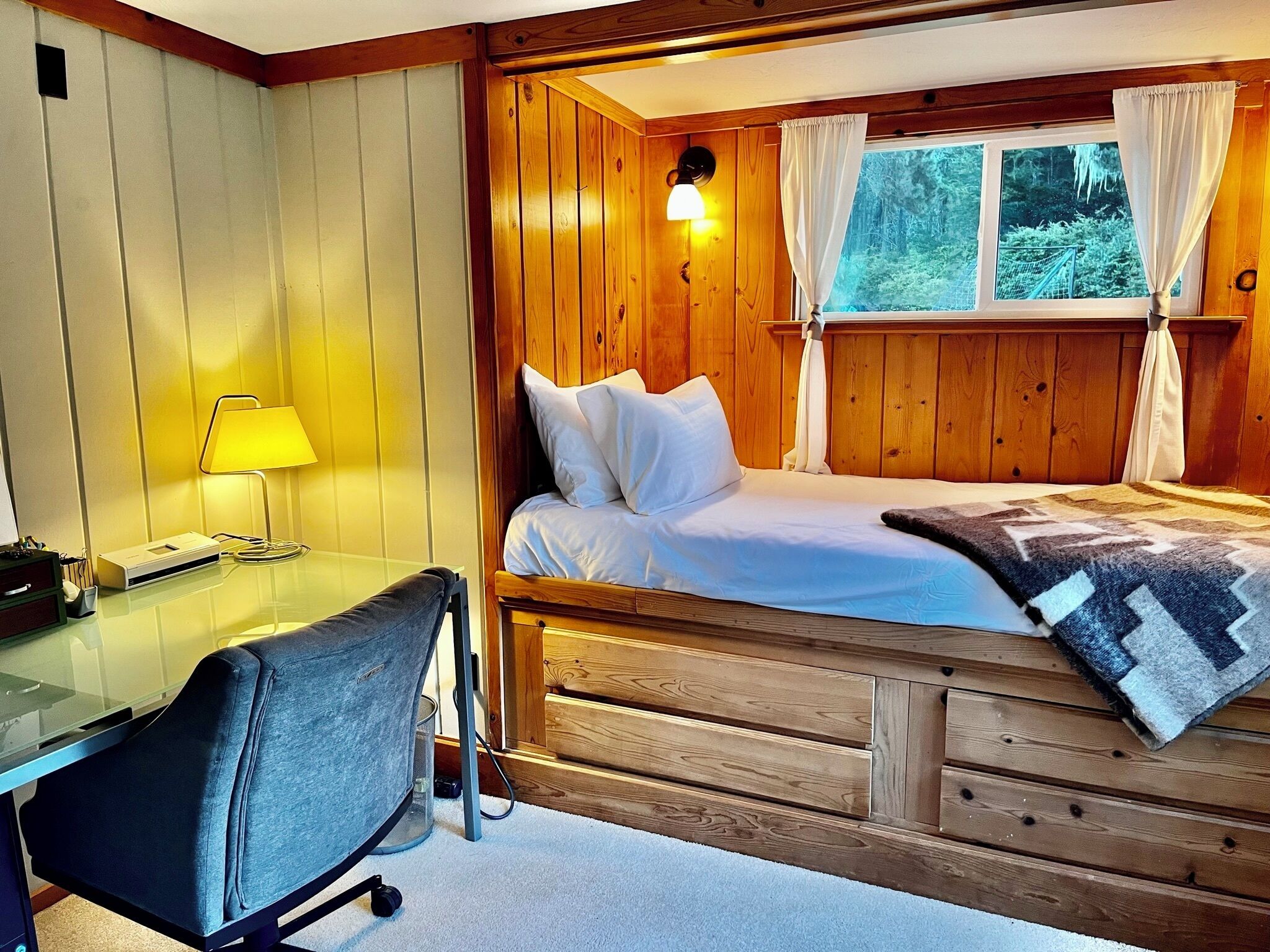 2 bedrooms, desk, iron/ironing board, travel crib