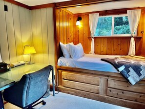 2 dormitorios, escritorio, tabla de planchar con plancha y cuna de viaje